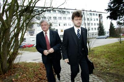hejtman Miloš Vystrčil (vpravo) se svým náměstkem před nemocnicí v Havlíčkově Brodě