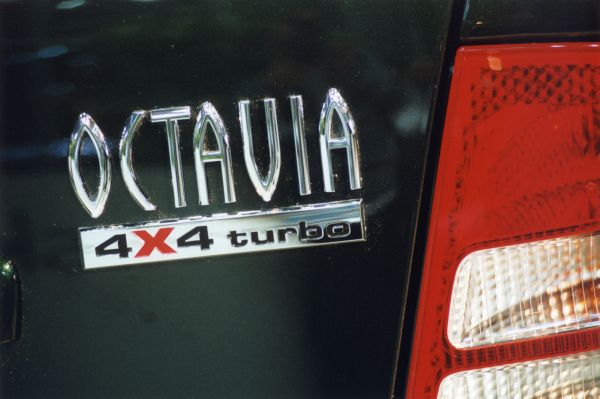 Detailní záběr na Škodu Octavia. Detailní záběr na Škodu Octavia.