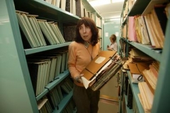 PhDr. Alena Šimánková mezi skříněmi s materiály ÚV KSČ