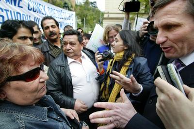 Jiří Čunek a Romové protestující proti jeho výrokům Jiří Čunek a Romové protestující proti jeho výrokům