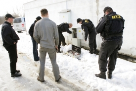 Komando Netechnických ztrát při zásahu na černé odběratele.