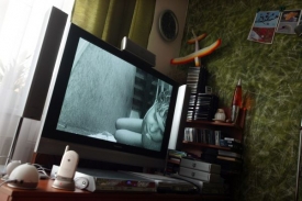 Nastraženou kamerou ve sklepě sledovali obyvatelé domu chlapce.