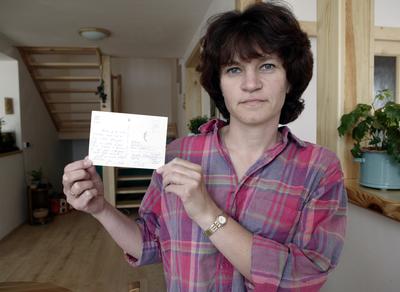 Žena, která po několika letech obdržela ztracený pohled. Žena, která po několika letech obdržela ztracený pohled.