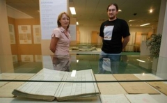 kurátoři a autoři Ivana Skálová a Jiří Vichta na výstavě Slavné osobnosti ve fondech středočeských archivů