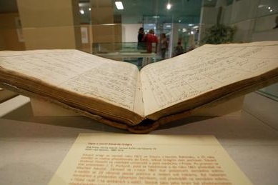 vitrína na výstavě Slavné osobnosti ve fondech středočeských archivů