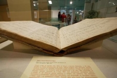 vitrína na výstavě Slavné osobnosti ve fondech středočeských archivů