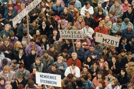 V roce 1996 nespokojení zdravotníci dokonce vyšli do ulic.