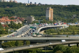 Barrandovský most byl ve čtvrtek večer uzavřen.