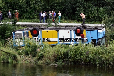 Havarovaný autobus jen o kousek neskončil ve Vltavě.