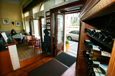 Interiér restaurace Černý Kohout je propracovaný do nejmenšího detailu. Interiér restaurace Černý Kohout je propracovaný do nejmenšího detailu.