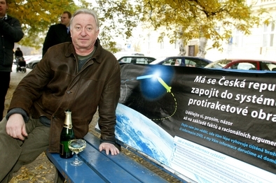 Jiří Lábus na Kampě při odhalování reklam na radar.