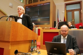 Ježek a architekt obávané chobotnice Kaplický.
