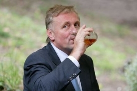 Premiér Mirek Topolánek. Premiér Mirek Topolánek.