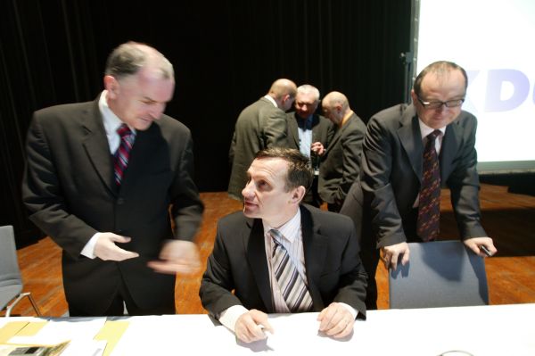 Sjezd lidovců,spolu s Jiřím Čunkem uprostřed.