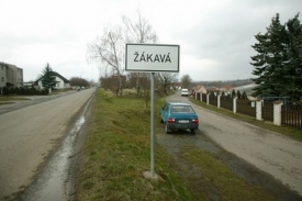 Obec Ž&aacute;kav&aacute;, kam se Terezka spolu se svoj&iacute; maminkou vr&aacute;tily domů.