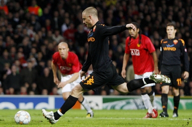 Ital De Rossi neproměňuje pokutový kop proti Manchesteru United.