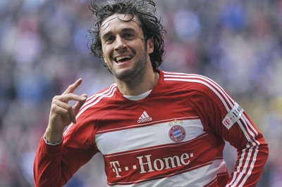 Kanonýr Bayernu Lucca Toni se raduje z branky do sítě Dortmundu. Kanonýr Bayernu Lucca Toni se raduje z branky do sítě Dortmundu.