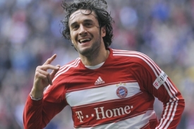 Kanon&yacute;r Bayernu Lucca Toni se raduje z branky do s&iacute;tě Dortmundu.