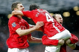 Hr&aacute;či Manchesteru se raduj&iacute; z branky do s&iacute;tě Arsenalu.