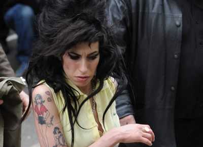 Amy Winehouseová míří na policejní výslech.