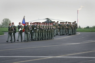 Smuteční ceremoniál na vojenském letišti v Praze Kbelích.