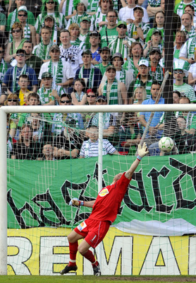 Ani věrní fanoušci nezabránili míči vniknout do Sňozíkovy branky. Ani věrní fanoušci nezabránili míči vniknout do Sňozíkovy branky.