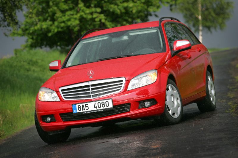 I v nejlevnější verzi Mercedesu C se velmi příjemně jezdí.