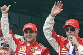 V&iacute;tězn&eacute; duo Ferrari Massa - R&auml;ikk&ouml;nen.