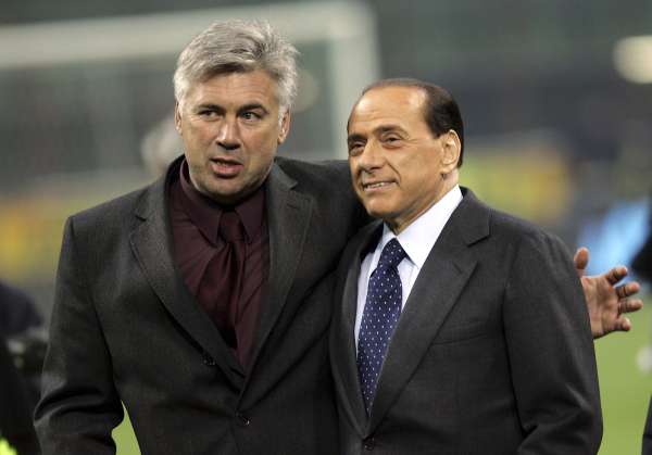 Trenér a šéf AC Milán Carlo Ancelotti s Berlusconim, leden 2007.