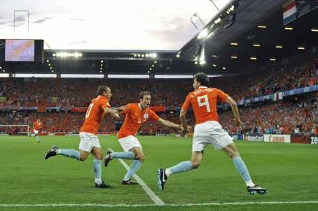 Nizozemští fotbalisté se radují z dalšího gólu v italské síti. Nizozemští fotbalisté se radují z dalšího gólu v italské síti.