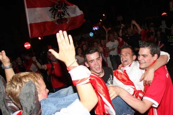 Rakouští fanoušci slaví remízu s Polskem. Rakouští fanoušci slaví remízu s Polskem.