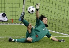 Gianluigi Buffon právě chytá penaltu Adrianu Mutuovi. Gianluigi Buffon právě chytá penaltu Adrianu Mutuovi.