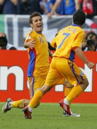 Rumun Adrian Mutu se raduje z gólu do sítě Italů.
