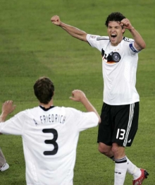 Michael Ballack táhne německé mužstvo k triumfu na Euru. Michael Ballack táhne německé mužstvo k triumfu na Euru.