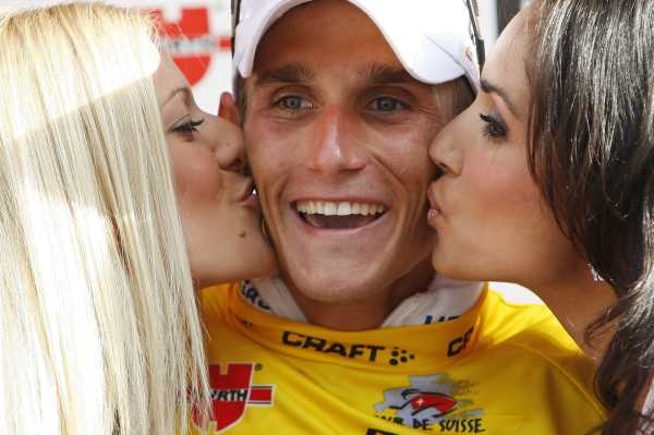 Roman Kreuziger se po triumfu dočkal sladké odměny. Roman Kreuziger se po triumfu dočkal sladké odměny.