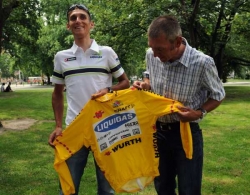 Roman Kreuziger pózuje s žlutým trikotem.