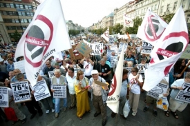 Demonstrace hnutí Ne základnám na Václavském náměstí.