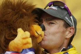 Cadel Evans slaví převzetí žlutého trikotu. Cadel Evans slaví převzetí žlutého trikotu.