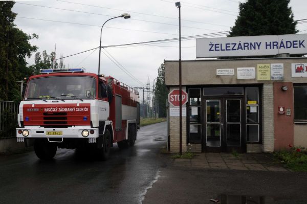 K neštěstí v Železárnách Hrádek byli přivoláni hasiči. K neštěstí v Železárnách Hrádek byli přivoláni hasiči.