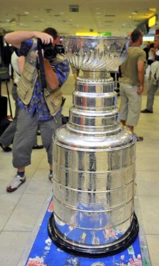 Stanley Cup byl na leti&scaron;ti v Praze v centru z&aacute;jmu.