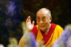 Tibetský Dalajlama zdraví dav.