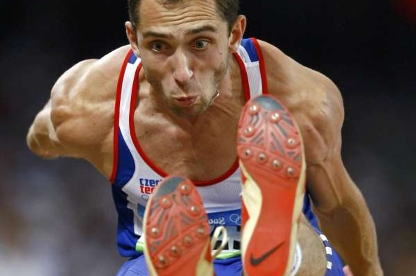 Dálkař Novotný postoupil s vypětím sil do olympijského finále.