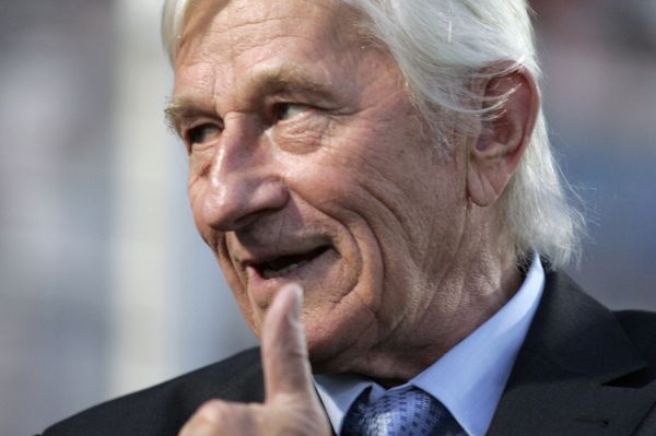 Karel během prvního zápasu na lavičce Rakouska.