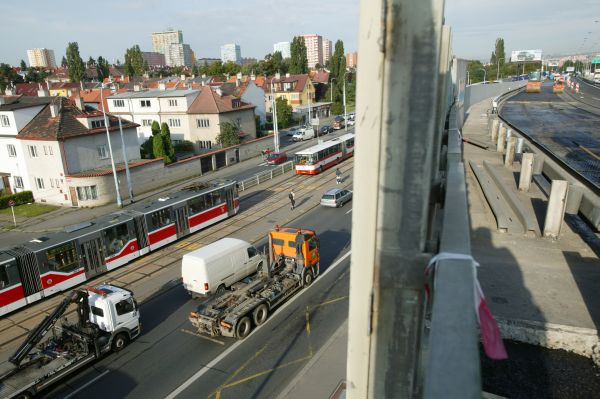 Objízdná trasa lanového mostu téměř stojí.