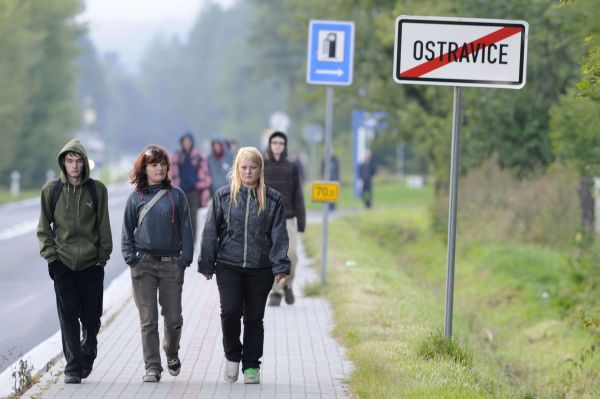 Účastníci taneční party opouštějí v Ostravici na Frýdecko-Místecku.