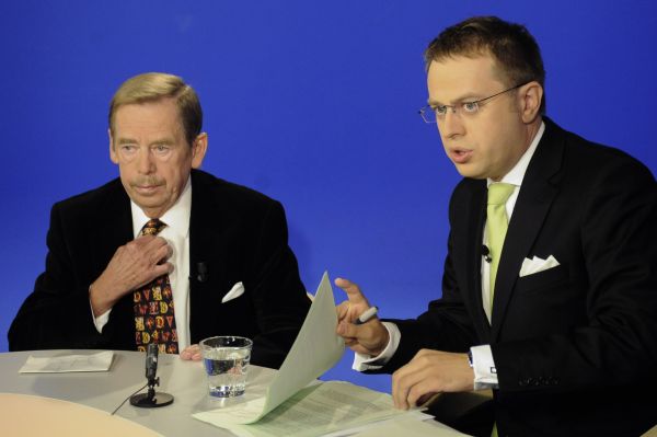 Bývalý prezident Václav Havel v pořadu Otázky Václava Moravce. 