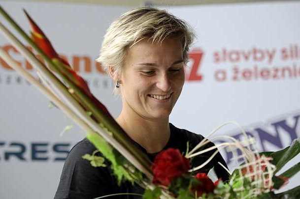 Barbora Špotáková s kyticí od pořadatelů Jabloneckého oštěpu.
