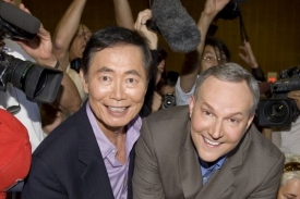 George Takei (vlevo) a jeho partner.