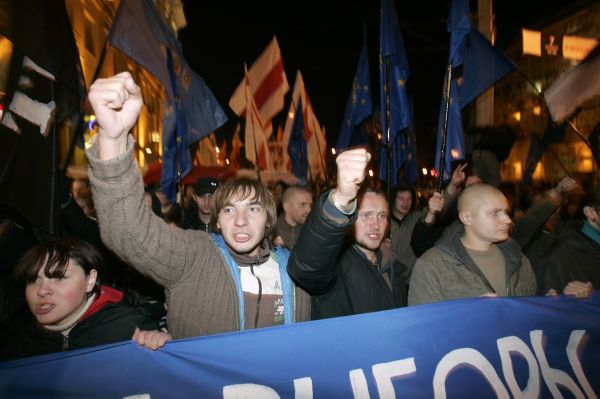Aktivisté demonstrují proti tomu, že v parlamentu není opozice.