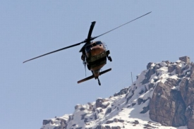 Turecká vojenská helikoptéra se vrací z Iráku.